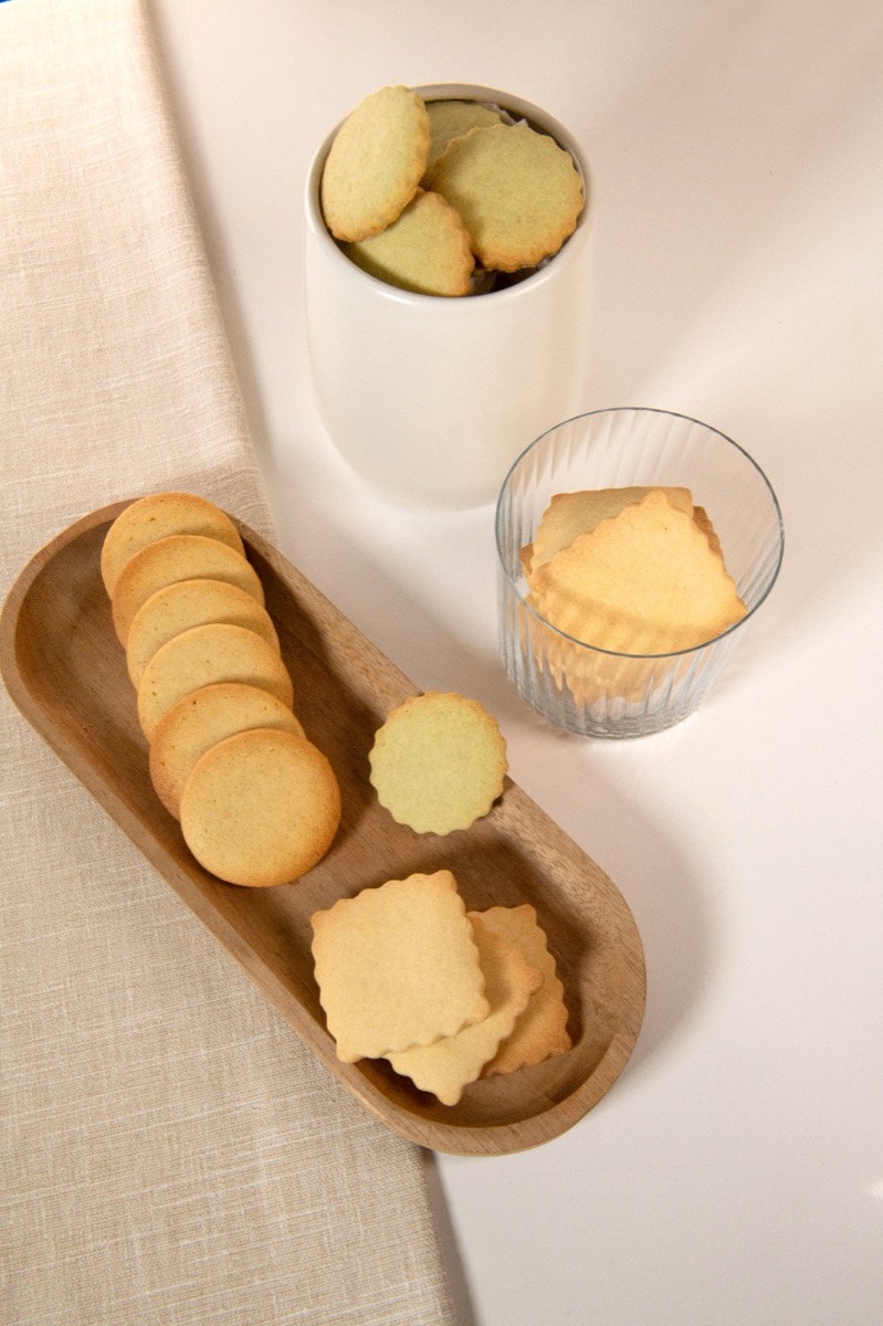 Biscuits By Swanie sur plateau en bois